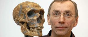 Forscher Svante Pääbo mit einem Neandertaler-Skelett