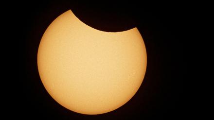 Nur ein kleiner Teil der Sonne wurde über Deutschland - wie hier über Köln - bei der Partiellen Sonnenfinsternis vom Mond verdeckt. Das Bild wurde mit einem Teleskop mit 2000mm Brennweite und einer Nikon Z6 gemacht.