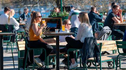 Gäste in einem Straßencafe in Stockholm am Mittwoch.