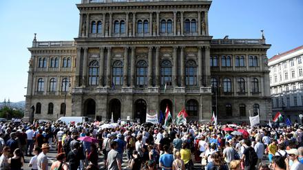Gegen Einflussnahem der Regierung auf die Wissenschaft: Proteste vor der Akademie in Budapest.