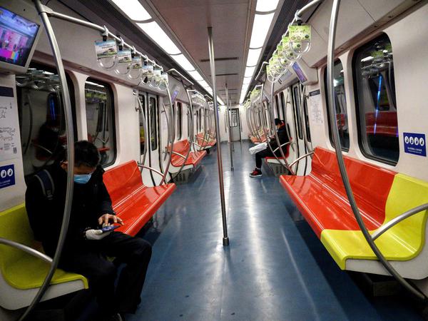 Viele Chinesen meiden mittlerweile Menschenansammlungen – hier eine fast leer U-Bahn in Peking.