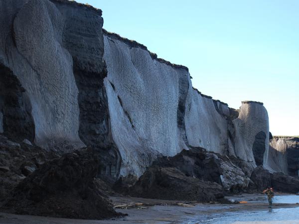 Blick auf das Sobo-Sise Kliff mit abgebrochenen Blöcken am Strand der Lena. 