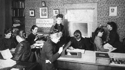 Zwölf Frauen waren 1891 als wissenschaftliche Hilfskräfte im Harvard College Observatory tätig. Williamina Fleming (stehend) arbeitete 20 Jahre als „Computer“ und katalogisierte über 10.000 Sterne . 