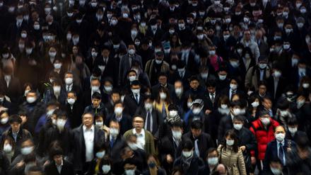 Maskenmeer: Pendler am Bahnhof Shinagawa in Tokio Anfang März.