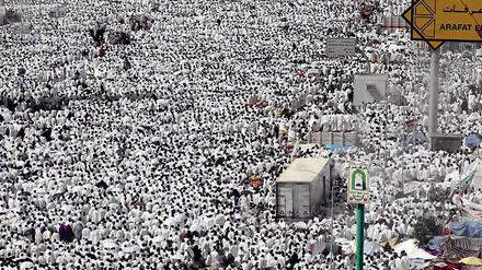 Paradies für Viren. Bei der Pilgerfahrt nach Mekka kommen extrem viele Menschen zusammen und können Erreger dann in alle Welt verteilen.