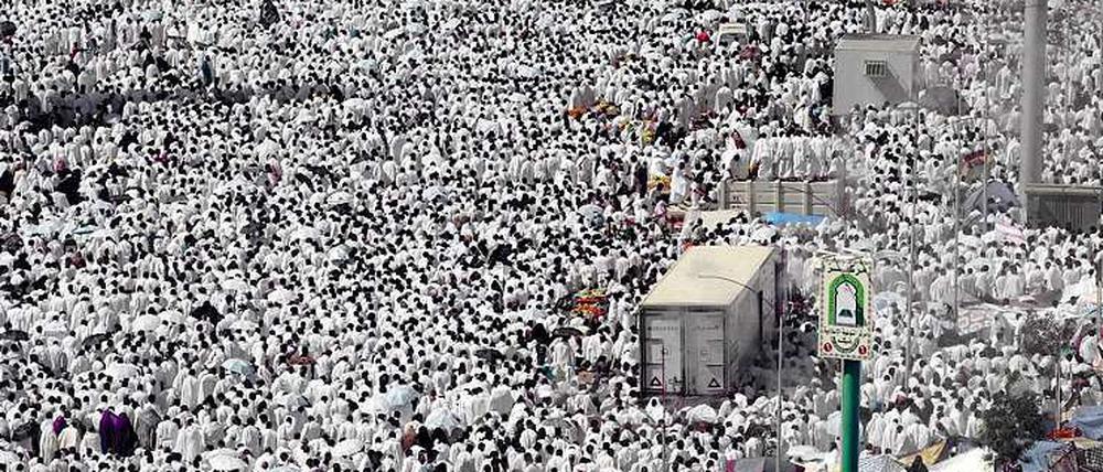 Paradies für Viren. Bei der Pilgerfahrt nach Mekka kommen extrem viele Menschen zusammen und können Erreger dann in alle Welt verteilen.