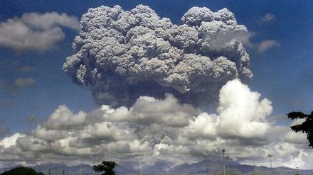 Bei Vulkanausbrüchen wird viel Schwefeldioxid frei. Dadurch bilden sich mehr Wolken, die wie ein großer Sonnenschirm wirken und die Erderwärmung bremsen.