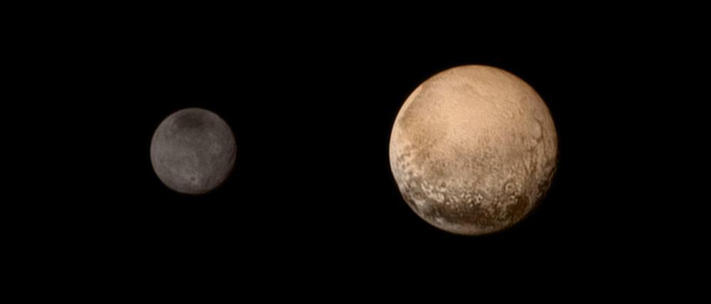 Am 11. Juli hat "New Horizons" Pluto und den Mond Charon (li.) fotografiert. So nah war bis dahin keine Sonde gekommen. Mittlerweile treffen immer bessere Aufnahmen von den beiden Himmelskörpern auf der Erde ein. 