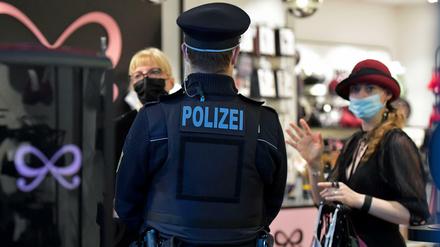 Polizist überprüft Einhaltung der 2G-Regeln in Dresden. (Archivbild, 23.11.2021)