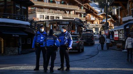 Polizisten stehen in Verbier, Schweiz und kontrollieren die Quarantäne. Viele Briten sind über Nacht abgehauen.