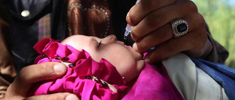 afghanisches Kind bekommt Polio-Impfung