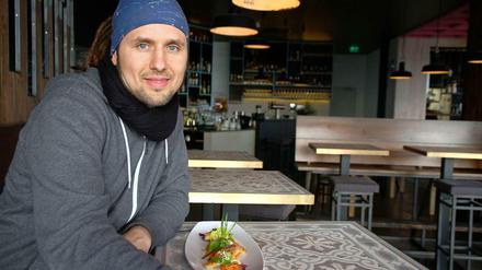 Der Küchenchef Björn Moschinski in dem Friedrichshainer Restaurant "MioMatto". Hier is(s)t alles vegan. 