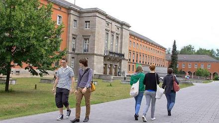 Studierende vor der Uni Potsdam.