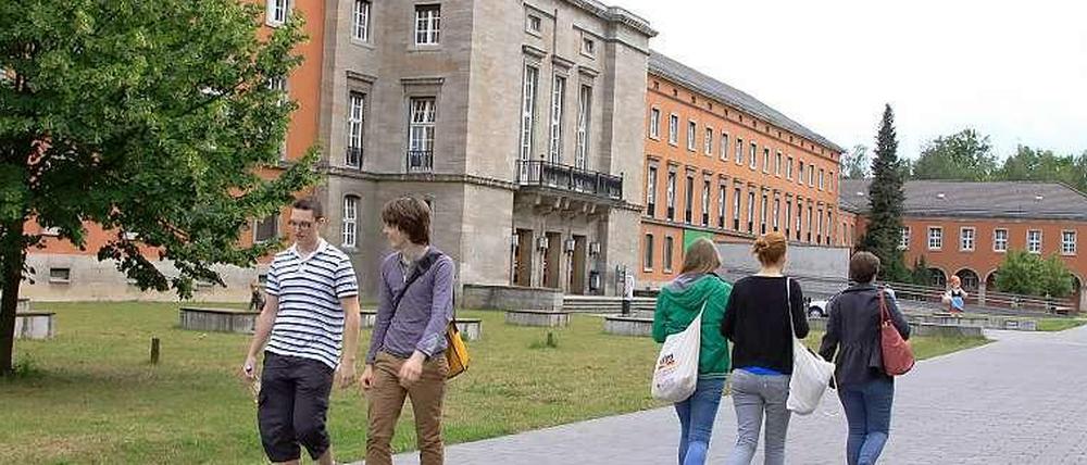 Studierende vor der Uni Potsdam.
