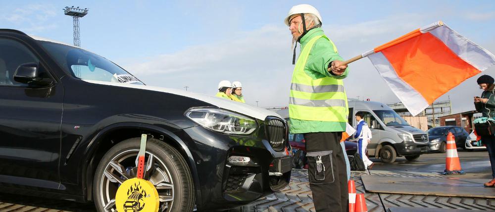 Ihr hoher Verbrauch macht SUV zum Ziel für Klimaaktivisten, wie kürzlich in Bremerhaven. Ob die Autos allerdings gefährlicher für Fußgänger sind als andere Fahrzeugtypen, ist fraglich. 