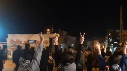 17.11.2022, Iran, Izeh: Protestierende Frauen ohne das vorgeschriebene Kopftuch heben ihre Hände und zeigen das Victory-Zeichen. Bei landesweiten Protesten sind im Iran innerhalb eines Tages mindestens 18 weitere Menschen getötet worden. Foto: Anonymous/ZUMA Press Wire/dpa +++ dpa-Bildfunk +++