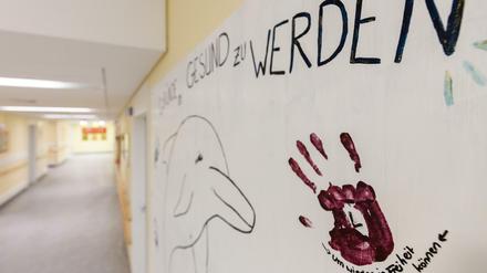 "Gründe, gesund zu werden" und "Um wieder in Freiheit Leben zu können" steht auf einem von Kindern gestalteten Bild auf dem Flur der Psychosomatischen Station für Kinder und Jugendliche am Klinikum Nürnberg Süd.