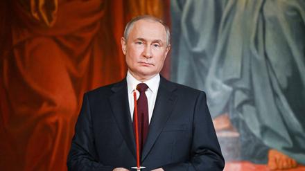 Von Demut keine Spur: Russlands Präsident Putin hält beim Oster-Gottesdienst in der Moskauer Erlöserkathedrale eine Kerze.
