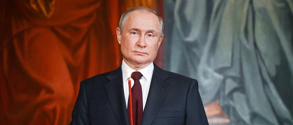  Von Demut keine Spur: Russlands Präsident Putin hält beim Oster-Gottesdienst in der Moskauer Erlöserkathedrale eine Kerze.