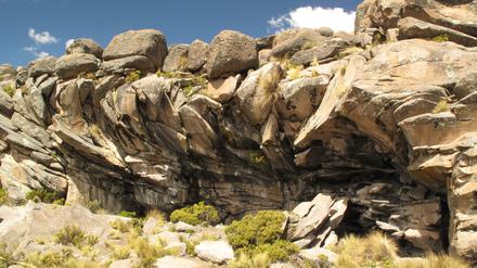 Unter dem Felsüberhang Cuncaicha in den peruanischen Hoch-Anden lebten schon Steinzeitmenschen.
