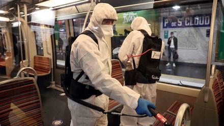 Kampf gegen Corona: Mitarbeiter der RATP desinfizieren Zugwagons, die im Großraum Paris unterwegs sind. 