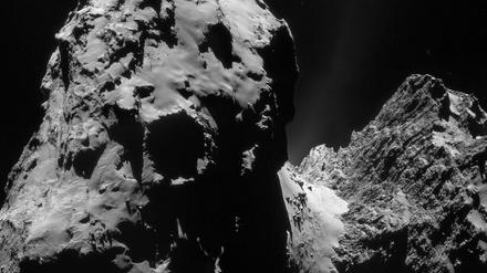 Ferne Eiswelt. Ungeahnt schroff ist der Komet „Tschuri“, den die Sonde „Rosetta“ zurzeit erkundet. Vorläufiger Höhepunkt der Mission ist die Landung des Roboters „Philae“ auf dem Eisblock. Die exakte Position des Landers ist nach wie vor unbekannt. 