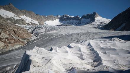 Sonnenschutz. Der Rhone-Gletscher ist derzeit abgedeckt, damit er nicht so schnell schmilzt. 