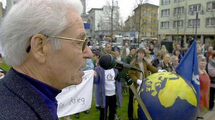 Horst-Eberhard Richter auf einer Demo in Gießen.