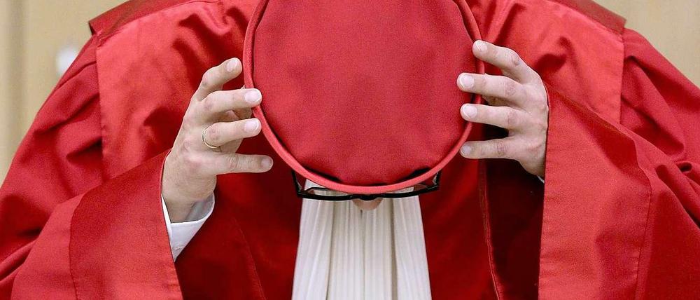 Das Bild zeigt einen Richter in einer roten Robe.