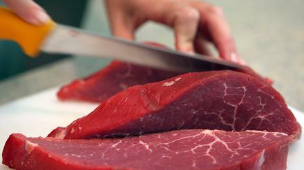 Wo viel Rindfleisch gegessen wird, ist die Darmkrebsrate höher. Auf der Suche nach den Auslösern dafür, sind Wissenschaftler des Deutschen Krebsforschungszentrums auf eine bislang kaum erforschte Erreger in Rindfleisch und Kuhmilch gestoßen. 