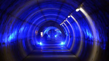 Ein Mitarbeiter eines Sicherheitsdienstes steht im neu gebauten Tunnel des Röntgenlasers XFEL (X-Ray Free-Electron Laser) bei Hamburg. 
