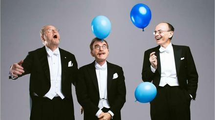 Drei Nobelpreisträger mit blauen Ballons.