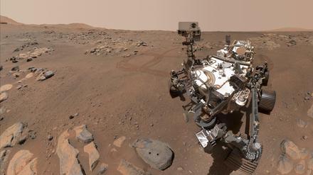 Der Nasa-Marsrover „Perseverance“ nahm dieses Selfie im September 2021 auf. Zwei Löcher in einem Felsbrocken sind zu sehen, wo der Rover mit seinem Roboterarm Gesteinskernproben genommen hat.