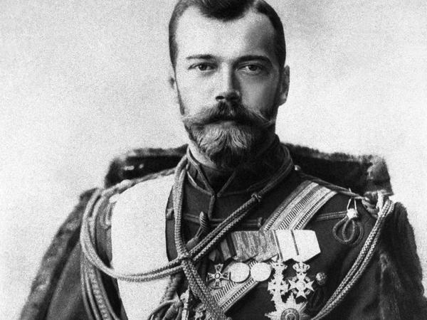 Ein Porträtbild des russischen Zaren Nikolaus II.