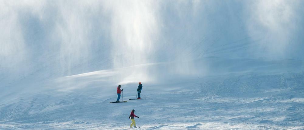 Winterfreuden. In vielen Skigebieten werden Schneekanonen genutzt, um ausreichend Schnee auf die Pisten zu bringen. Wird das Wasser einer besonderen "Aktivierung" unterzogen, hält der Schnee länger, behaupten entsprechende Anbieter. 