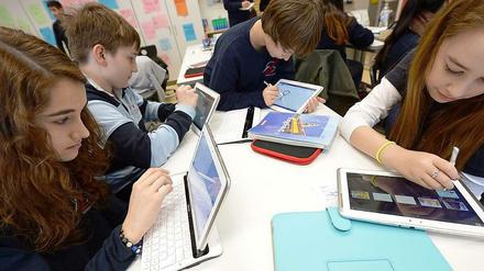 Vorbildlich. Diese Schüler arbeiten bereits mit Tablet-Computern. Allgemein seien deutsche Schulen schlecht mit IT-Technik ausgestattet, heißt es in der Studie.