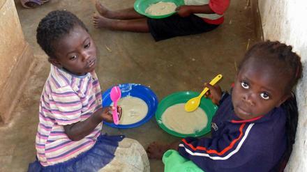  Schulessen in Malawi. In der Pandemie gerät die Ernährungsversorgung von Müttern und Kindern in Not.