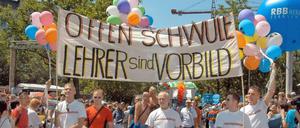 Out and proud in der Schule. Schwule Lehrer beim Christopher Street Day.