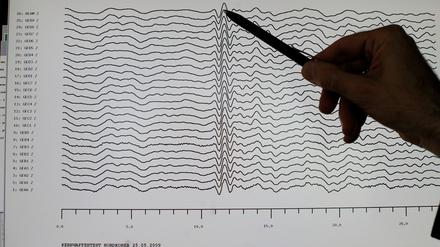 Welle aus dem Untergrund. Seismogramme zeigen Schwingungen der Erde. 