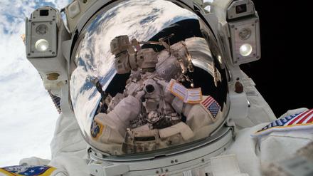 Der US-Astronaut Mark Vande Hei macht ein Selfie während eines Weltraumspaziergangs außerhalb der ISS.