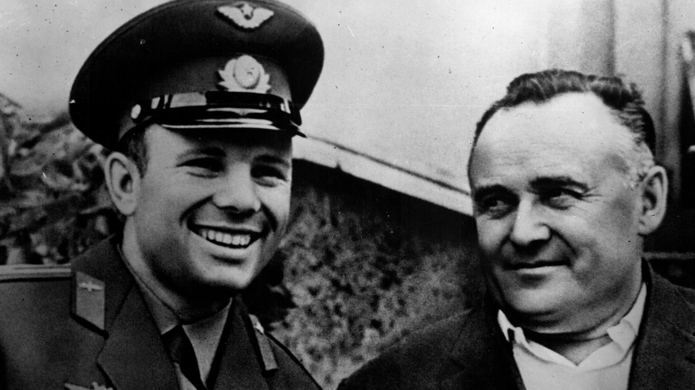 Королева и гагарин фото. С п королев и гагарин. Гагарин и королев. Королев 1964. Королев и гагарин фото.