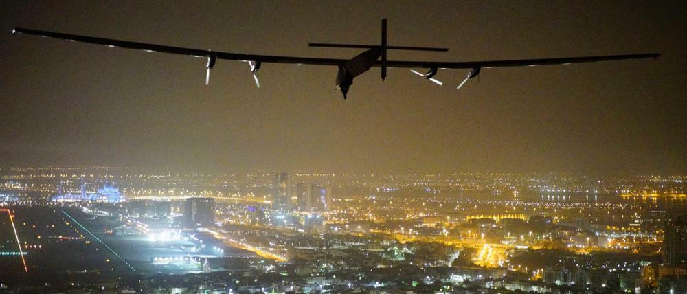 Am Ziel. "Solar Impulse 2" landet am 26. Juli in Abu Dhabi. Hier hatte im März 2015 die Weltumrundung begonnen. 