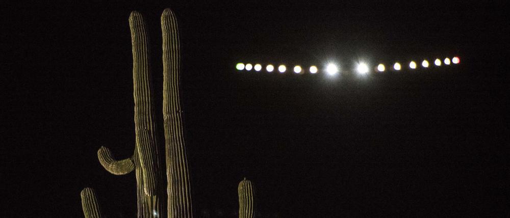 Die "Solar Impulse 2" kurz nach dem Start im US-Staat Arizona 