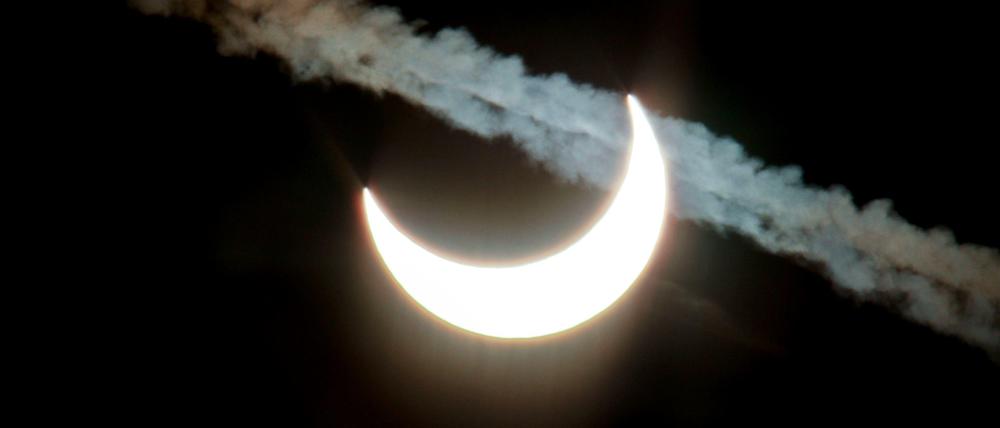 Verdunklungsgefahr. Bei einer Sonnenfinsternis schiebt sich der Mond zwischen die Erde und die Sonne. Die Aufnahme wurde am 4. Januar 2011 gemacht. Die kommende "Sofi" wird am Freitagvormittag zu erleben sein - wenn das Wetter mitspielt. 