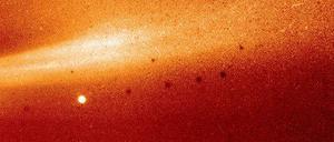 Eine so genannte "Streamer-Struktur" innerhalb der Sonnen-Korona., aufgenommen von der Sonde. Solche Strukturen entstehen, weil Magnetfeldlinien dafür sorgen, dass sich in diesen Bereichen Materie verdichtet.