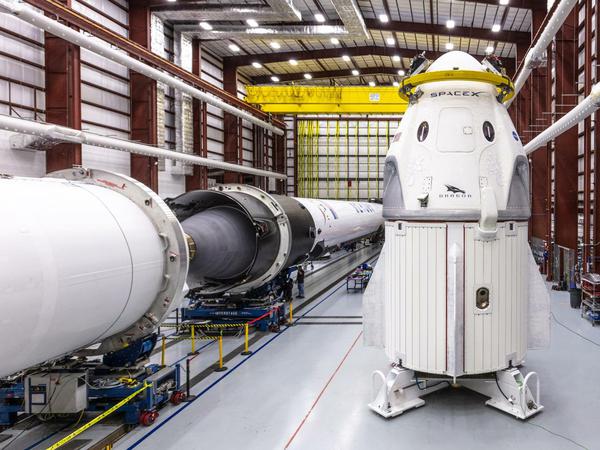 Die "Crew Dragon"-Kapsel wird von einer Falcon 9-Rakete ins All getragen. Im Modul unter der Kapsel gibt es acht Triebwerke, die im Notfall zünden und die Kapsel mit der Besatzung von der Rakete weg katapultieren. 