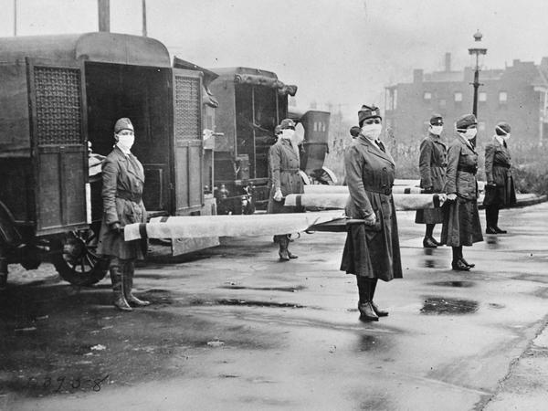 Die Spanische Grippe von 1918 gilt als die "Mutter aller Pandemien". Sie tötete bis zu 100 Millionen Menschen. Diese Bild zeigt Mitarbeiterinnen des St. Louis Red Cross Motor Corps in St. Louis (USA), die sich im Oktober 2018 auf die Versorgung der Opfer der Grippeepidemie vorbereiten. 