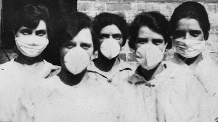 Frauen in Brisbane, Australien, schützen sich 1919 vor der Spanischen Grippe. 