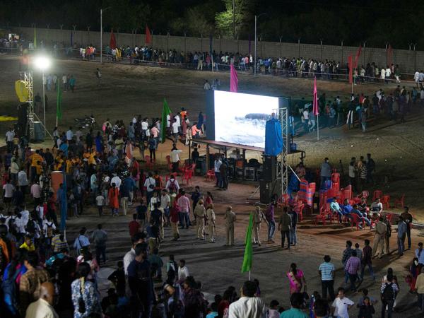Nicht das erwartete Spektakel: Zuschauer verlassen das Startgelände in Sriharikota, Indien