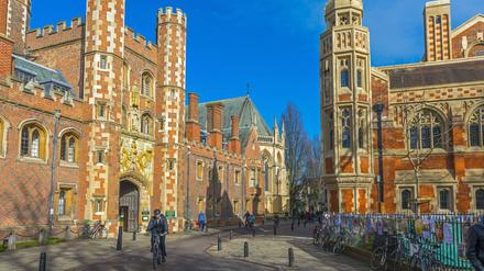 Straßenszene auf dem Campus der britischen Universität Cambridge.